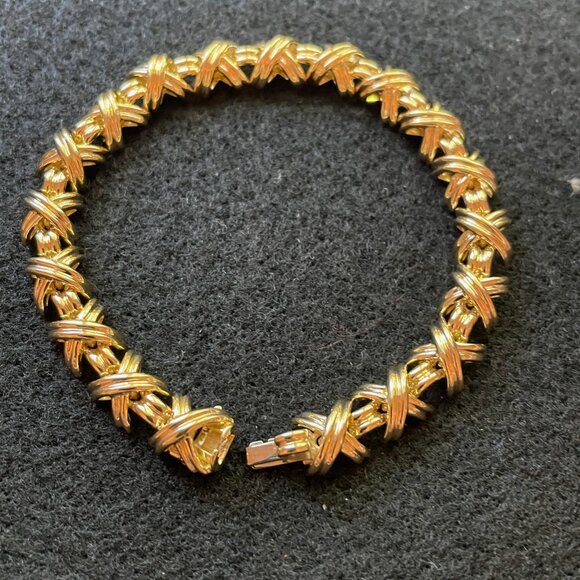 Tiffany & Co 7". 18k Yellow Gold Vintage Signature X Bracelet/Case & Box - Picture 3 of 14